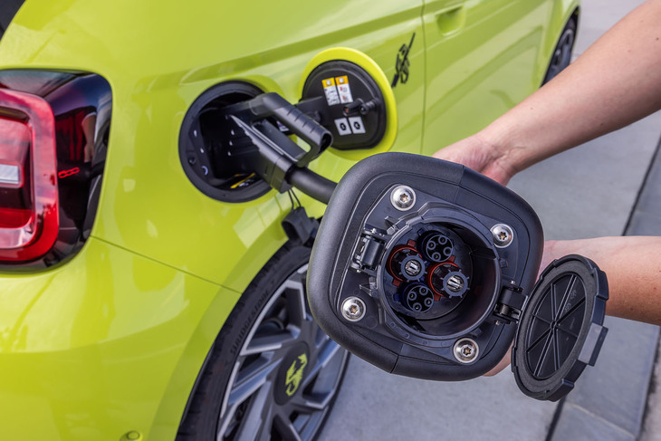 普通充電のほかにCHAdeMO方式の急速充電にも対応している。ただし、急速充電を行う場合には、付属の重く大きな専用アダプター（写真）を使用する必要がある。