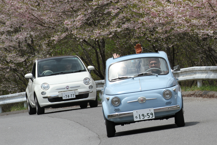 ヌオーバ・チンクエチェントこと2代目「フィアット500」（1959年）と、現行「フィアット500」のランデブー。遠近法を用いてもなお、これだけ大きさが異なる。