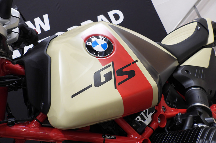 「R12 G/S」のフューエルタンクに描かれた“G/S”のロゴ。BMWいわく、このスラッシュのありとなしには、ちゃんと意味が込められているという。