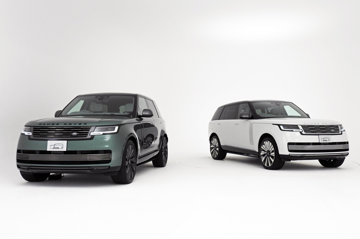 2024年6月に発表された、日本限定の特別仕様車「SVビスポーク バルモラルエディション」（写真向かって左）。同時に発表された「SVビスポーク1858エディション」（同右）は「日本文化と英国とのつながりを表現した」というロングホイールベースの特別仕様車で、価格はなんと4850万円だった。