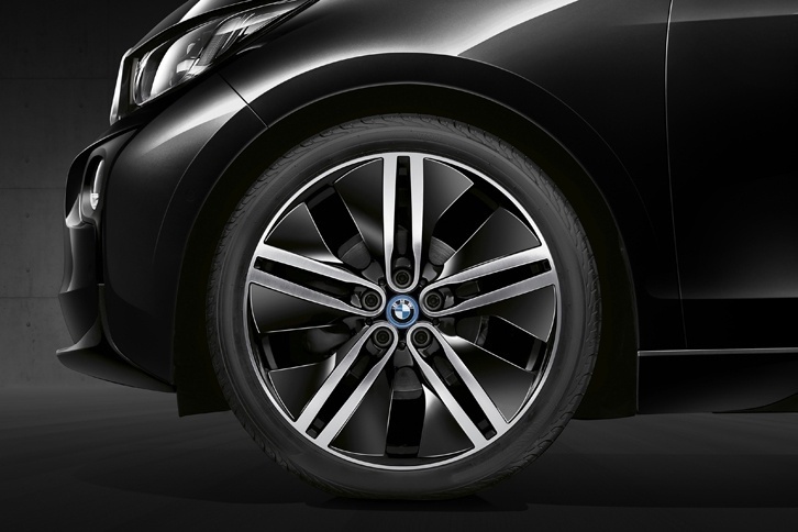 「i3セレブレーション エディション カーボナイト」（20インチ・アロイホイール）