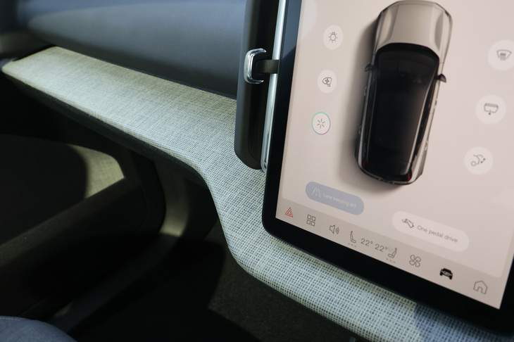 筆者の「EX30」のインテリアトリムは夜明けの光に切り取られた朝霧の美しさを表現したという「ミスト」。タッチスクリーンの下には独特な風合いのフラックスパネルが貼られる。再生可能な亜麻の繊維で織られているという。