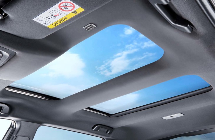 パノラマムーンルーフ。このほか、太陽光充電が可能になる「ソーラー充電システム」もオプション設定されている。