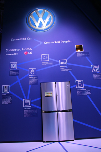 フォルクスワーゲンの「BUDD-e」は、LG製品によるスマートホーム対応製品と連携する。それを示した図式は星座のごとし。
