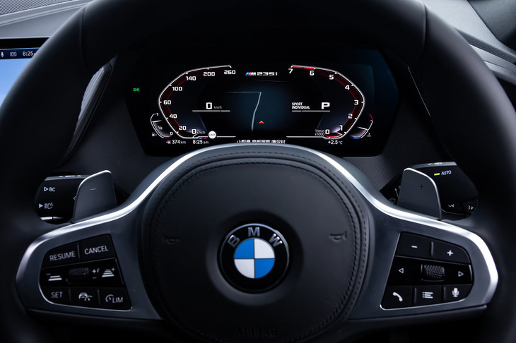 10.25インチの液晶メーターパネル。右側がタコメーター、左側がスピードメーターとなり、タコメーターは反時計回りで上昇する。