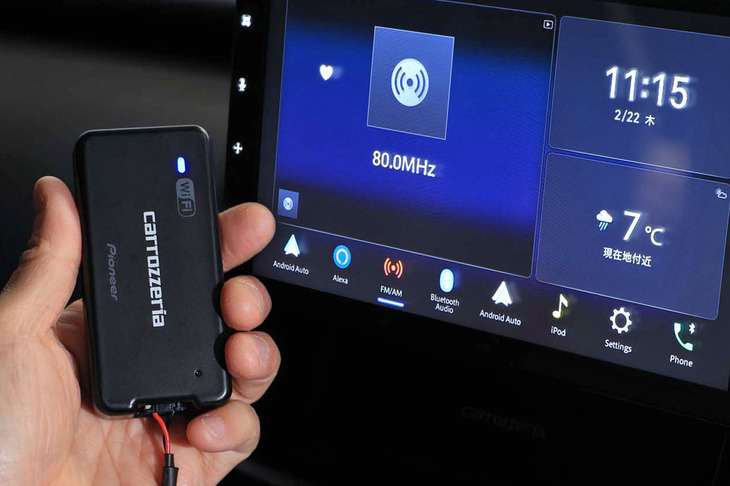 車載用Wi-Fiルーター（写真左）も別売で設定されている。通信サービス「docomo in Car Connect」を介することで“定額使い放題”のLTEデータ通信が可能に。つまり、データ量を気にせずYouTubeの映像や映画を堪能できるようになる。