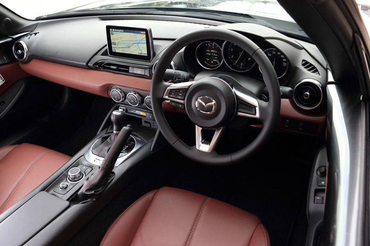 「ロードスターRF VS」のインストゥルメントパネルまわり。「VS」は上質さを重視した上級グレードで、ロードスターRFのみに設定される。