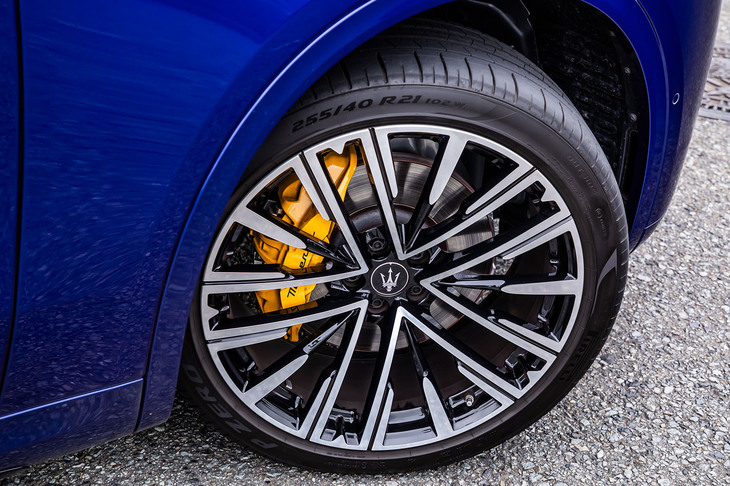 今回の試乗車に装着されていた「グロッシーブラック」の「21インチペガソスタッガードホイール」とイエローのブレーキキャリパーはオプションで、前者が41万円、後者が4万円の有償アイテムとなる。