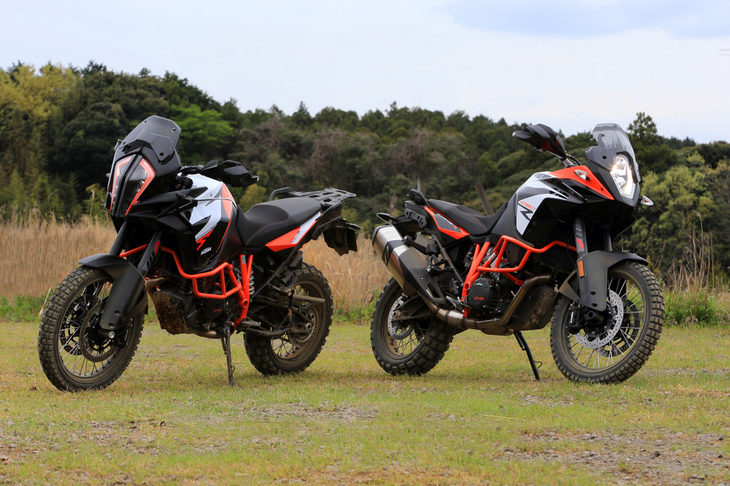 「1290スーパーアドベンチャーR」（左）と「1090アドベンチャーR」（右）。KTMのアドベンチャーシリーズには、オンロード走行も考慮したモデルと、よりオフロード走行を重視したモデルの両方がラインナップされており、後者ではモデル名の末尾に「R」の文字が付けられている。