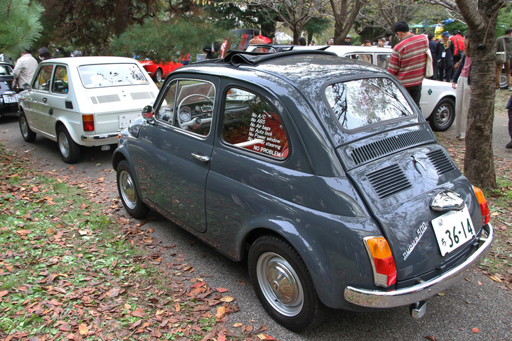 シックなグレーに塗られた1971年「フィアット500F」。その前は「ヌオーバ・チンクエチェント」をアップデートした後継モデルの1973年「フィアット126」。