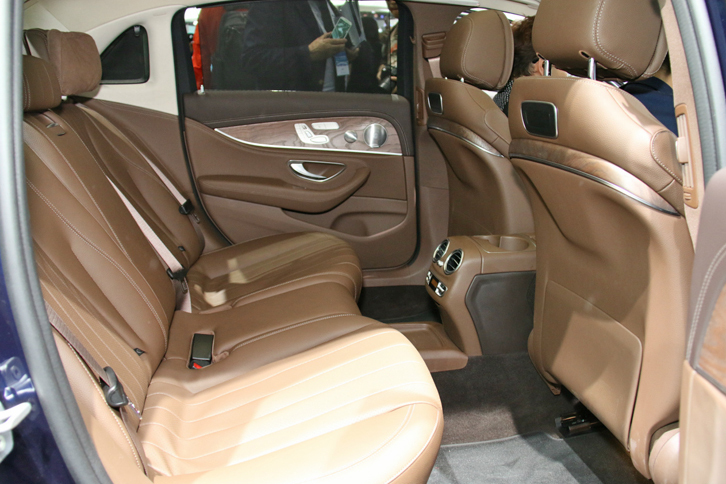 メルセデス・ベンツは新型「Eクラス」のロング版を発表。写真は、その後席の様子。