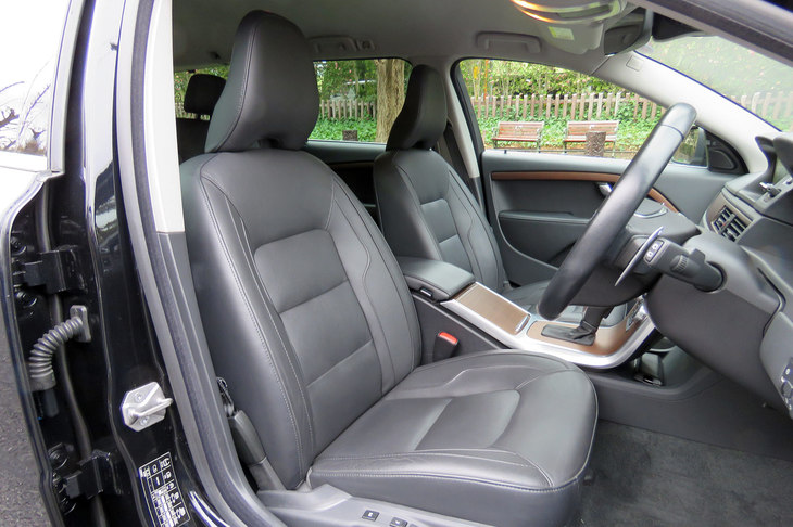 編集部サクライいわく、「ボルボはシートの縁が弱点で、雑に扱うと擦り傷ができたり、破れちゃったりするんですよ。年式が若いこともあるんでしょうけど、このクルマは丁寧に扱われてたんですねぇ」とのこと。