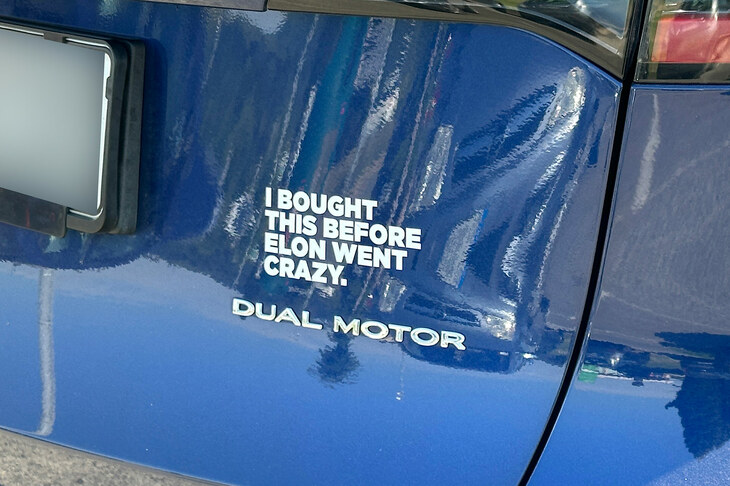 テールゲートには、このような言い訳ともとれるステッカーが。