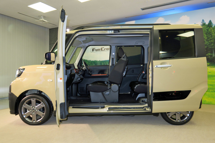 「ミラクルオープンドア」が実現する助手席側の大開口は、「タント」ならではの魅力。これに慣れてしまうと、他のクルマを不便に感じることだろう。