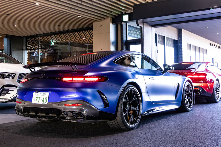 「AMG GT63 S Eパフォーマンス クーペ」は、フロントに4リッターV8ツインターボエンジンを、リアに電動モーターと高性能バッテリーを搭載した、AMG GTクーペ初のプラグインハイブリッドモデルだ。