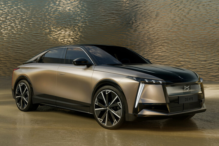 DSの新型電気自動車「N°8」。ブランドの新しいデザイン言語を具現した、次世代のフラッグシップモデルだ。