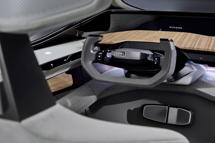 完全自動運転可能な地域以外では通常運転が行えるよう、ステアリングホイールとペダル類を備えている。