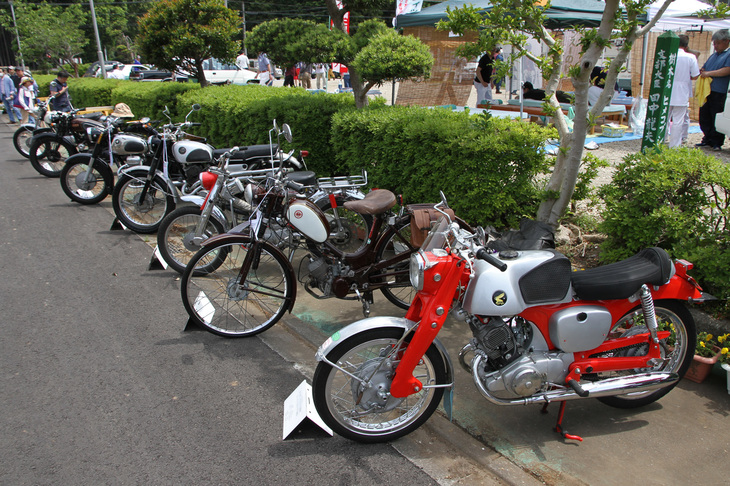7台のクラシックバイクも展示された。手前は1962年「ホンダ・ベンリイCB92スーパースポーツ」、その隣は、浮谷東次郎の最初の愛車として知られる1951年「クライドラーK51」。
