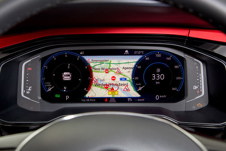 新たに採用されたデジタルメータークラスターの「アクティブインフォディスプレイ」。表示画面は、ステアリングホイールのスイッチによって切り替えることができる。