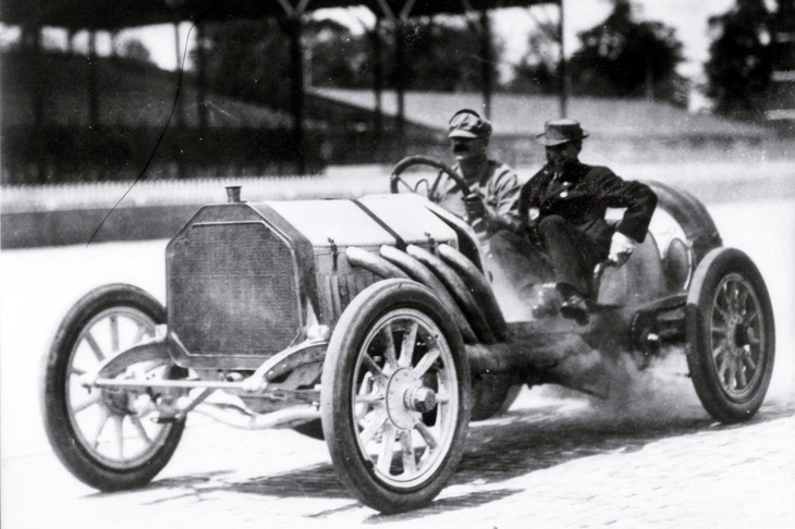 インディアナポリス・モーター・スピードウェイが完成したのは1909年。同年8月には、早くも250マイルの長距離レースが開催された。写真は同レースで優勝したビュイック。