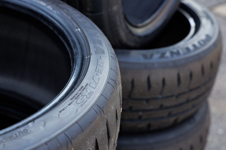 先代モデル「RE-71R」比で、サーキット走行時の最速ラップタイムを2％短縮し、摩耗寿命も5％向上させているという「RE-71RS」。