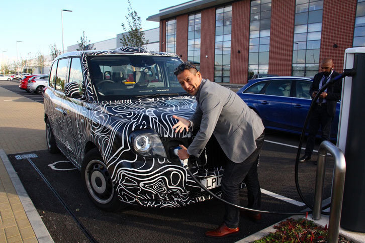 新型ロンドンタクシーのバッテリー容量は31kWh。満充電の状態から80マイルの距離を電気だけで走ることが出来る。