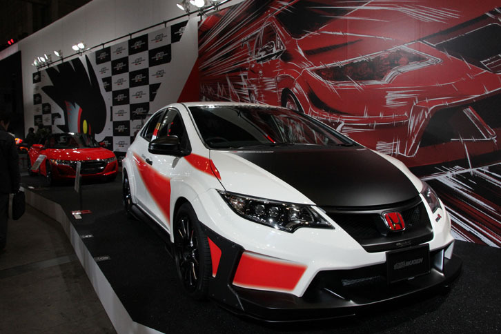 ホンダ（無限）のブースに展示された「無限シビック タイプRコンセプト」と「無限S660」。