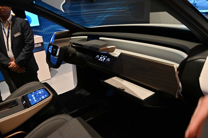 必要ないときは、メインのディスプレイを収納して、デジタル表示を最小限にする。これがマレリの提案する「デジタルデトックス」というコンセプトだ。