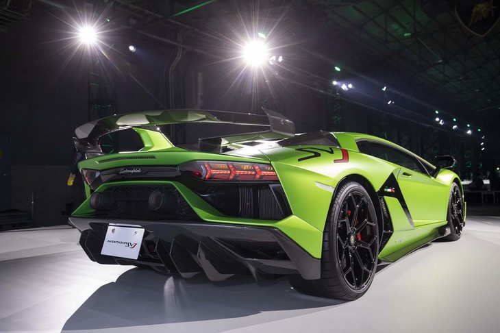 「アヴェンタドールLP750-4スーパーヴェローチェ（SV）」に比べ、そのダウンフォースは大幅に増している「アヴェンタドールSVJ」。加えて「ランボルギーニ・ディナミカ・ヴェイコロ・アッティーヴァ（LDVA）2.0」を採用。リアルタイムに制御されるALAが空力負荷を積極的に変えることで、状況に応じて高ダウンフォースまたは低ドラッグを実現させる。