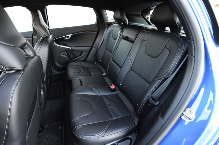 リアシートは3人掛け。中央席部分には、左右席用のアームレストやドリンクホルダーが収納されている。