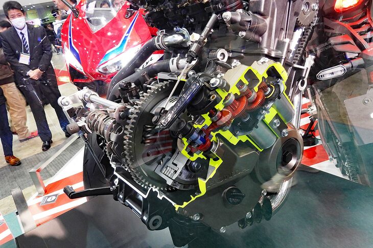「Honda E-Clutch」を備えたエンジンのカットモデル。
