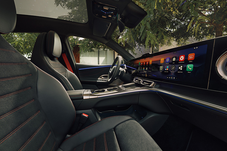 インテリアには最新の「MBUXハイパースクリーン」を採用（オプション）。運転席正面のメーター用と中央、そして助手席前方までのスクリーンを1枚でカバーするのが新しい。