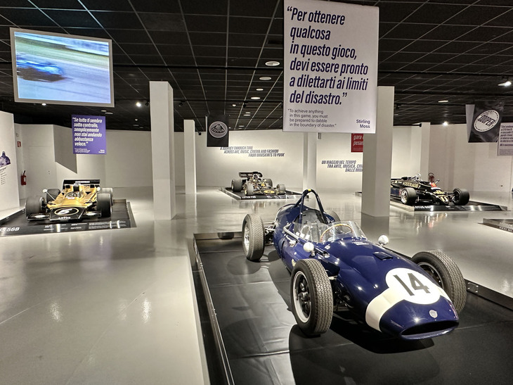 クーパーT51（1959年：右手前）