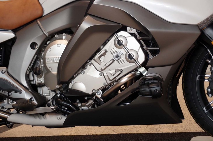 改良型の1.6リッター直6エンジン。基本メカニズムはそのままに、主にエンジンマネジメントが見直された。