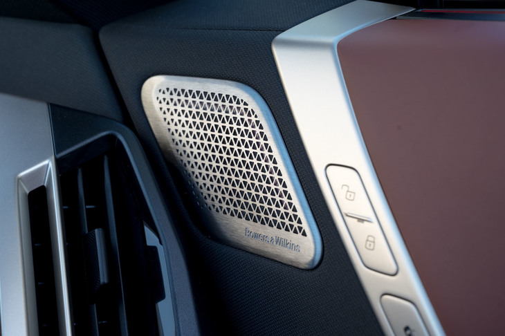充実した装備はBMWの上級モデルならでは。オプションで出力1615Wのオーディオアンプと30基のスピーカーを備えた「Bowers＆Wilkins ダイヤモンドサラウンドサウンドシステム」も用意される。