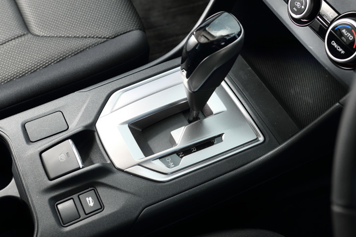 トランスミッションは2リッターモデル、1.6リッターモデルともにシフトパドル付きのチェーン式CVT。ギア比も同じだが、ファイナルギアの減速比は1.6リッターモデルの方が低められている。