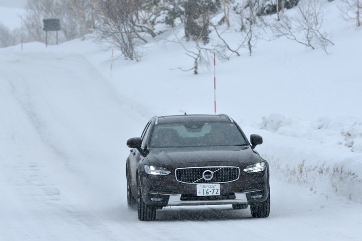 テスト車にはオプションのエアサスペンション（リア）が装着されていた。シャシーコントロールシステムとのセットオプションとして提供される。