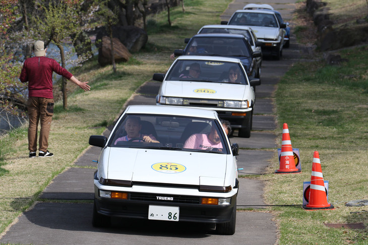1986年「トヨタ・スプリンタートレノ1600GT」を先頭に、PC競技を行うクラブ“NW86”（NWはNormal Wheelの頭文字）のAE86軍団。