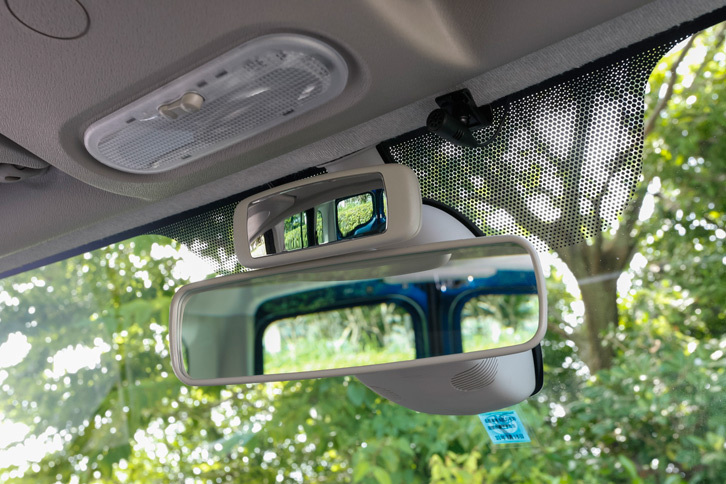 運転席から後席の様子が確認できる、チャイルドミラー付き。