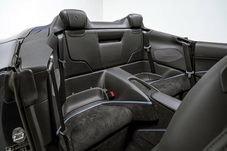 フェラーリ・ローマ スパイダー（リアシート）