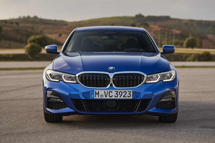 先代モデルに比べて、全長は85mm延長。全幅は16mm拡大された。伝統的な4灯ヘッドランプを持つフロントフェイスは「路面に集中するまなざし」を表現しているという。