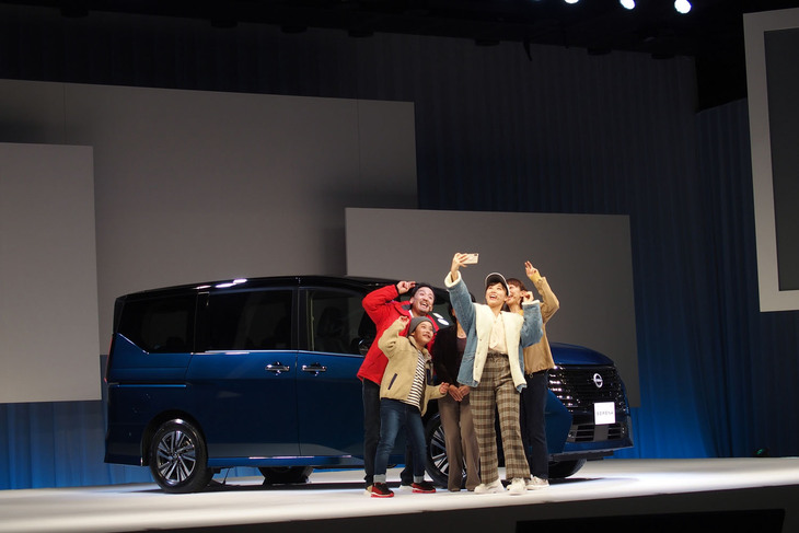 新型「セレナ」を紹介するミュージカルの様子。