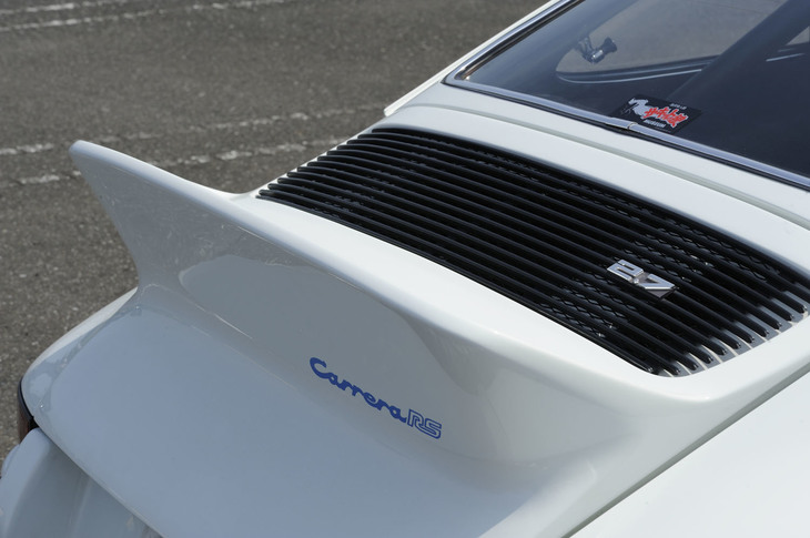 “ナナサンカレラ”を特徴づけているリアのダックテールスポイラー。