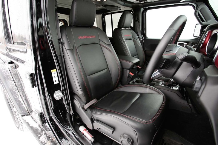 「ラングラー アンリミテッド ルビコン」の運転席。シートヒーターやステアリングヒーターなど、厳冬のドライブに役立つ装備も充実。