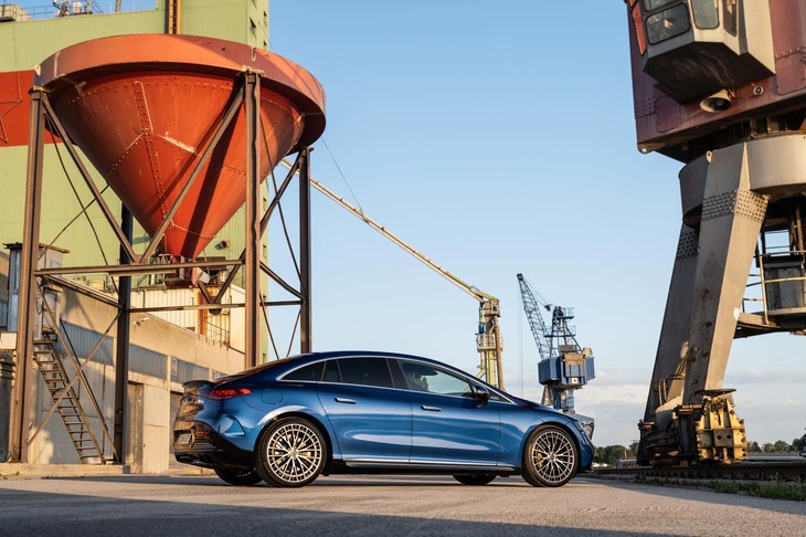 「ワンボウライン」と呼ばれるフォルムを描く「メルセデスAMG EQE53 4MATIC＋」のサイドビュー。4946mmの全長に対し、3120mmという長いホイールベースが確保されている。