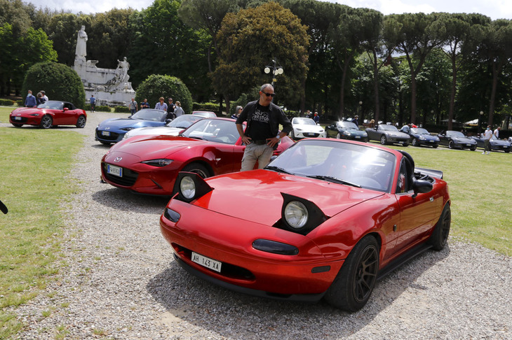 2020年5月にイタリア各地で一斉開催されたイベント「マツダMX-5バックトゥドライブ」のアレッツォ会場にて。今回はリトラクタブルヘッドライトについてのお話を。