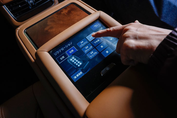 “エグゼクティブ”に標準で装備されるリアマルチオペレーションパネルでは、オーディオのほか、エアコン、シート機能、リラクゼーション機能、サンシェードやランプの操作が指先で直感的に行える。
	 