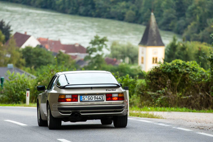 「ポルシェ944ターボ」のリアビュー。