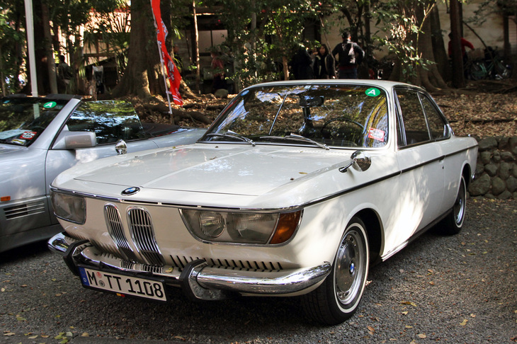 1969年「BMW 2000C」。後の「6シリーズ」（現行モデルは除く）のルーツとなるクーペ。「いささか奇怪」ともいわれた個性的なマスクが特徴。