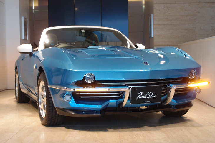 ウインカーを点滅させた状態。光り方は昨今流行の“シーケンシャル式”ではなく、コンベンショナルなオンオフ式となっている。